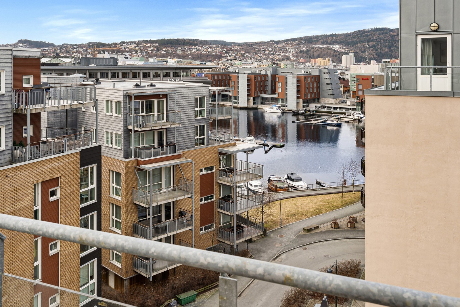 Nydelig utsikt mot båtmarina fra balkongen. Galleribilde