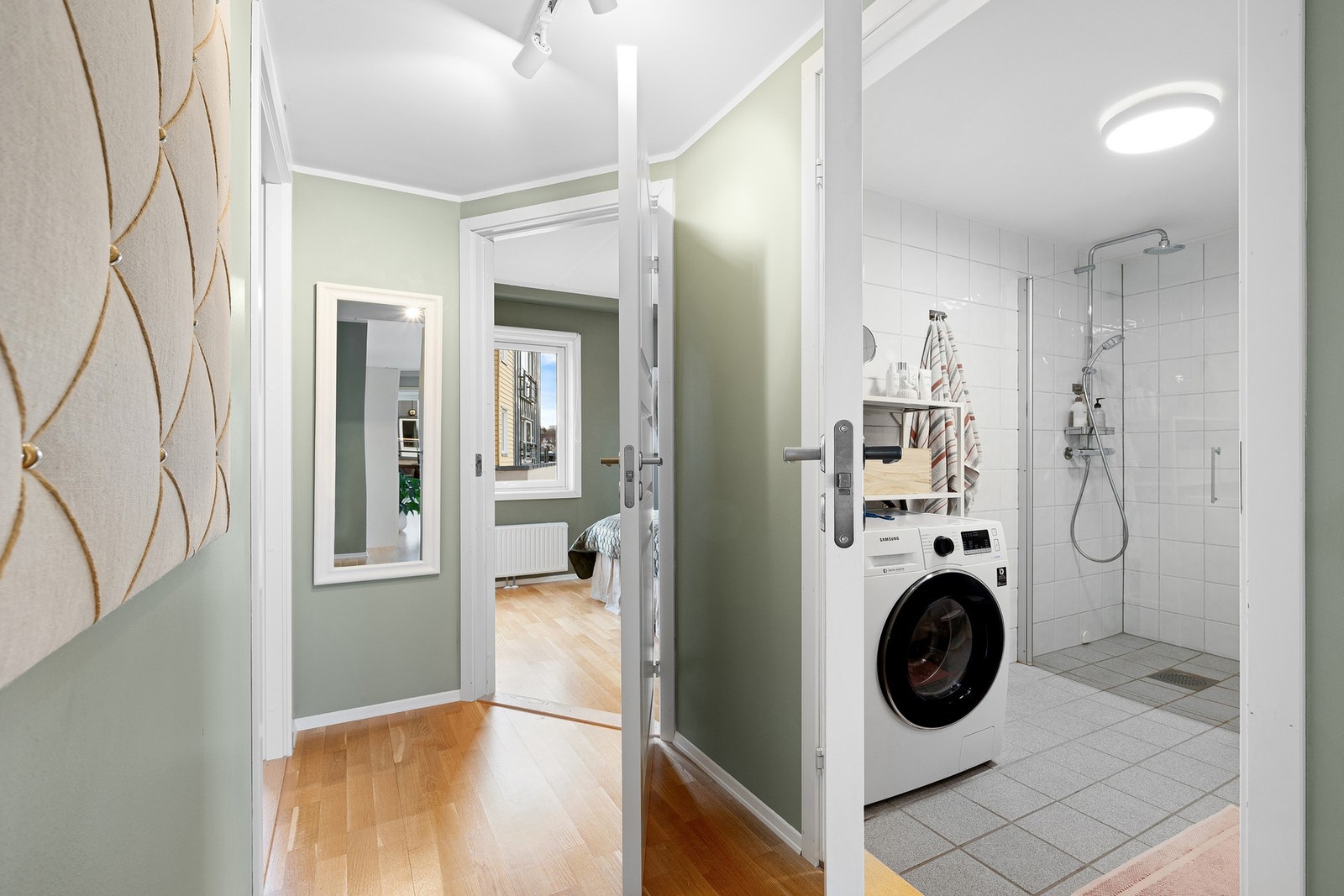 Fra gang er det enkel adgang fra begge soverommene og baderommet. Galleribilde