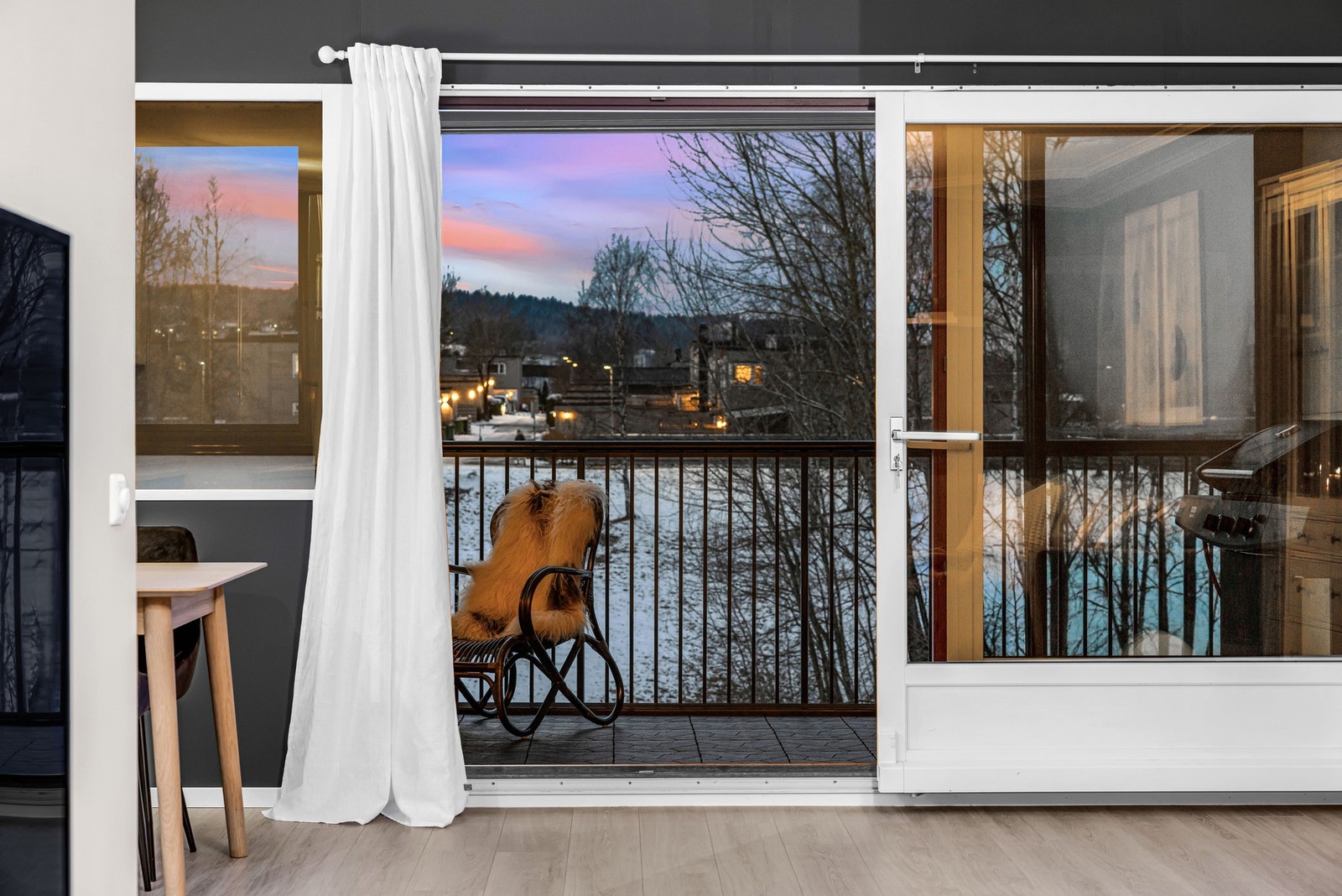 På verandaen er det god plass til sittegruppe, øvrig møblement, grill og blomster. Galleribilde