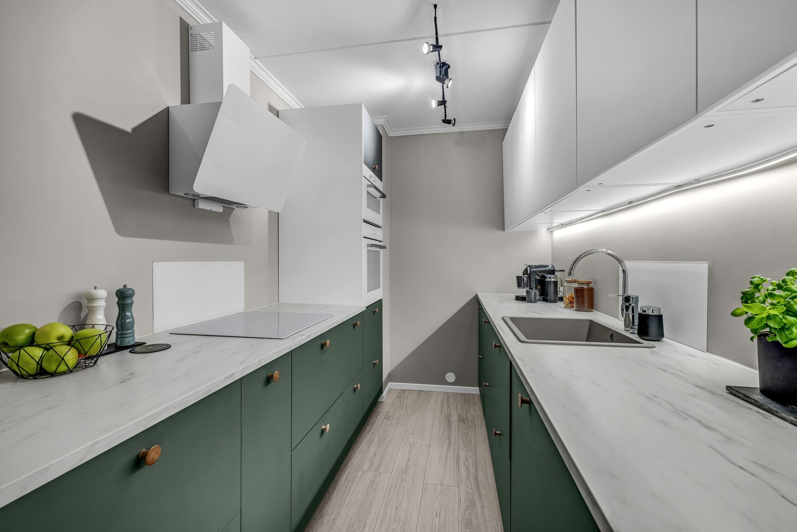 Kjøkkenet har god plass til oppbevaring i over- og underskap. Galleribilde