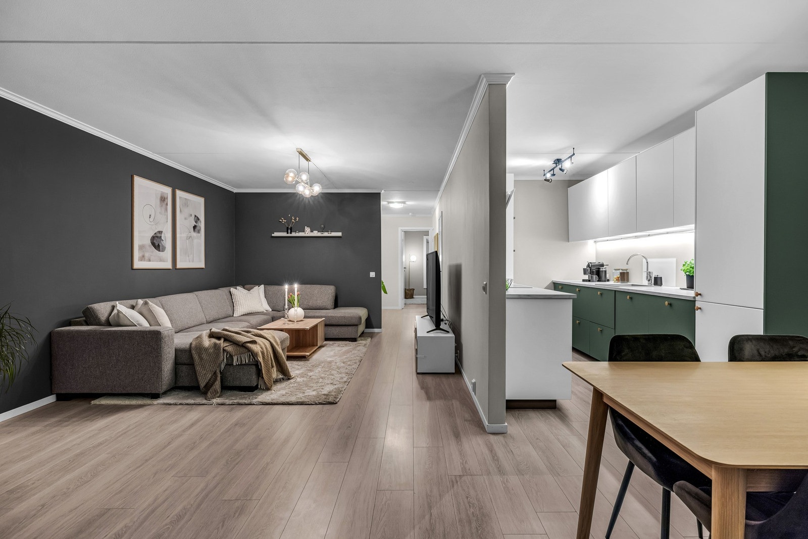 Fra balkongen trer vi inn i den delvis åpne stue-/ kjøkkenløsningen. Galleribilde