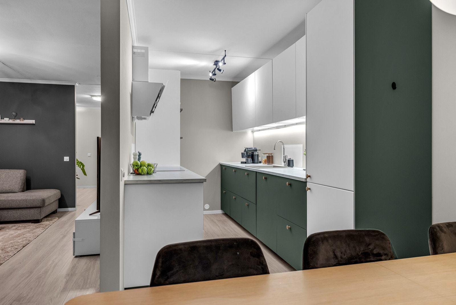 Leiligheten ble totalrenovert med blant annet nytt kjøkken, oppussede overflater, etterisolering og smart hus løsning i 2022. Galleribilde