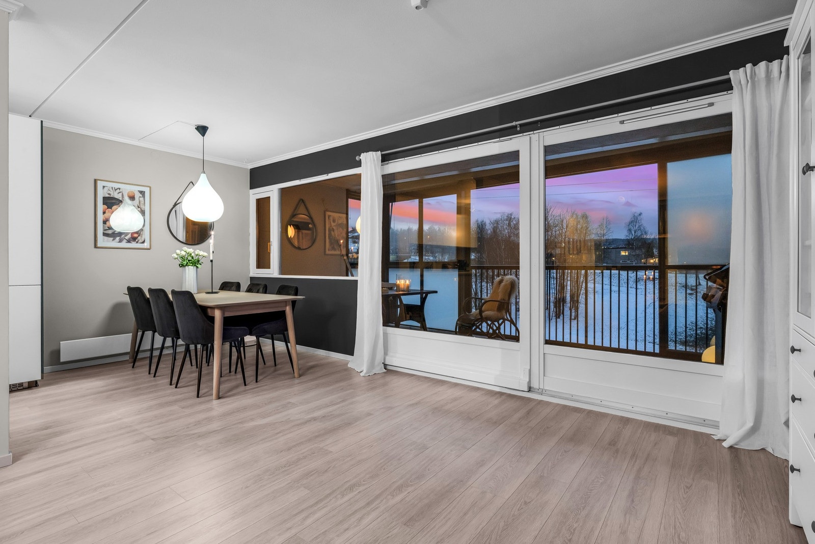 Stuen får rikelig med naturlig lys fra store vindusflater som også bidrar til å skape en god romfølelse. Galleribilde