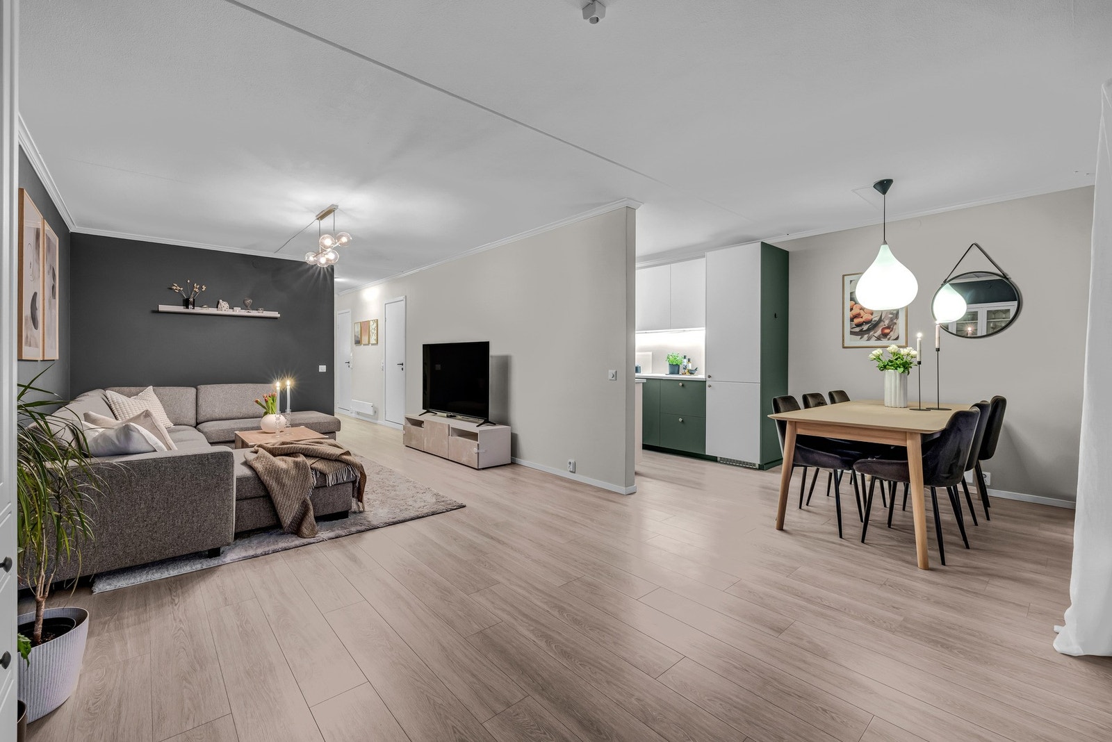 Praktisk spisestue i tilknytning til stua, hvor man kan samle venner og familie. Galleribilde