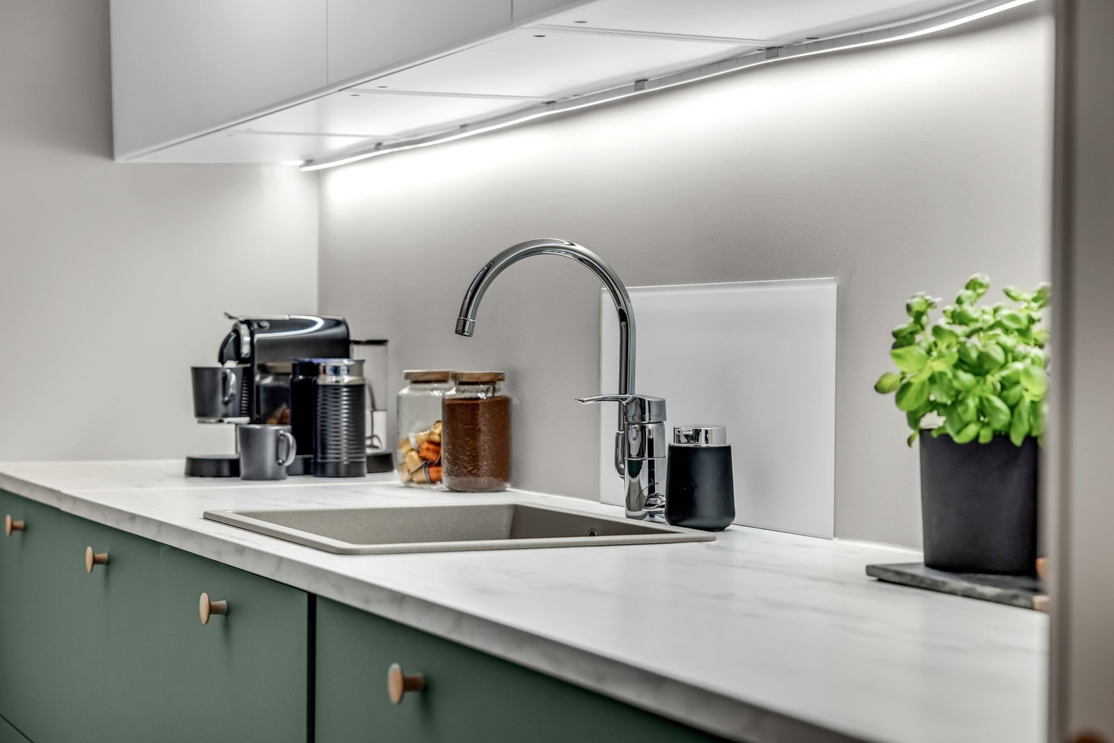 Benkeplater av laminat med nedfelt oppvaskkum i kompositt. Galleribilde