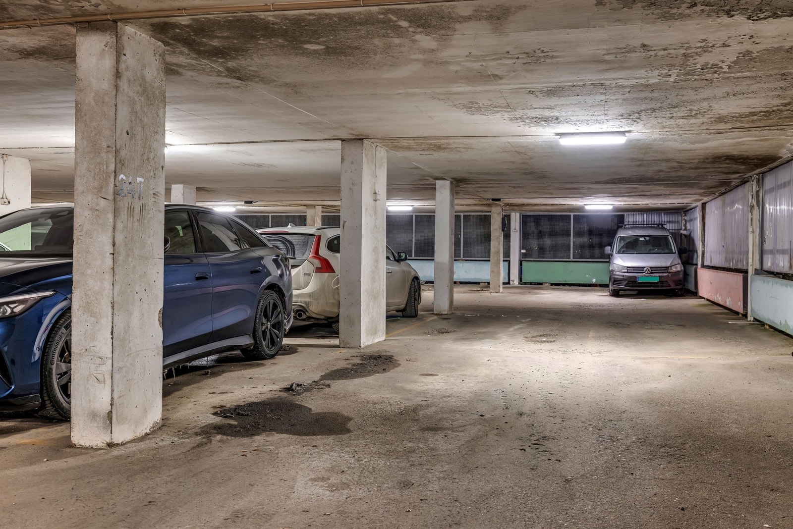 Det er felles parkeringshus på borettslagets fellesareal med parkering for beboere inne i p-huset og for gjester på taket. Galleribilde