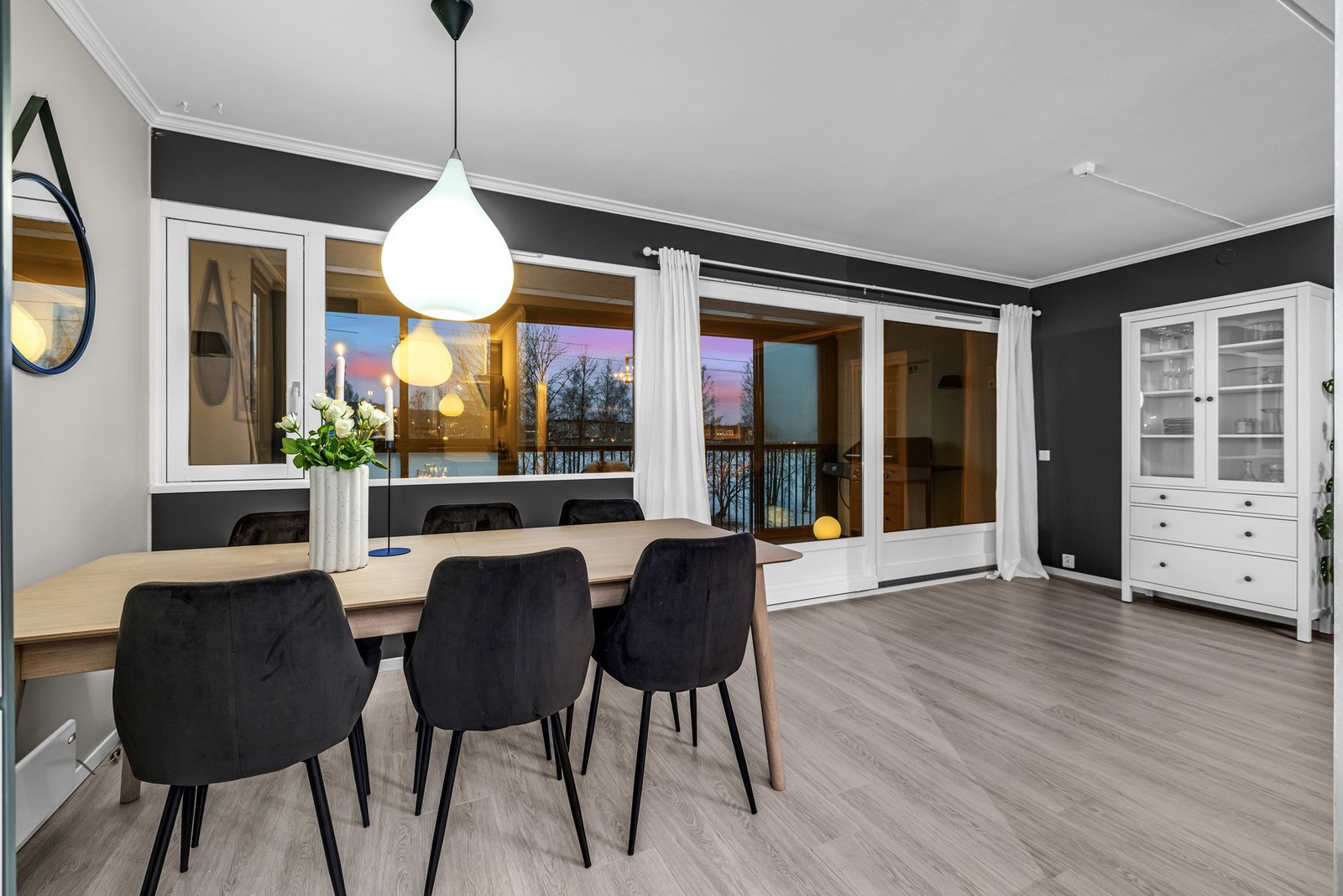 Rommet lar seg enkelt innrede i ulike sosiale soner. Galleribilde