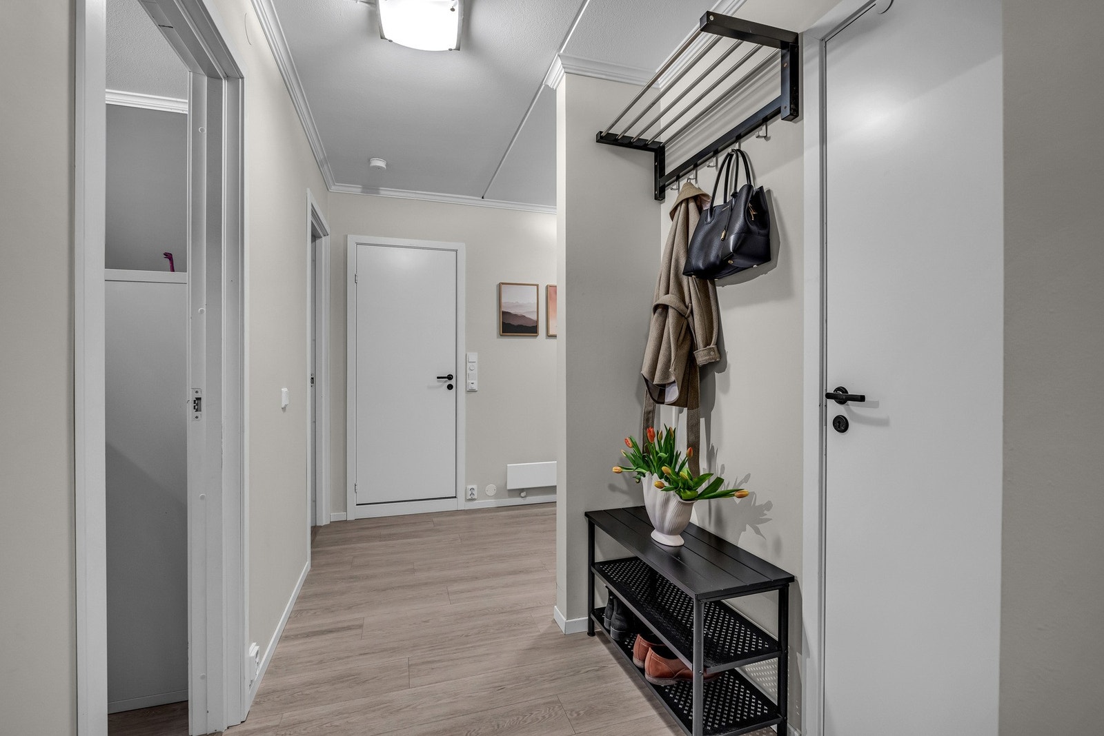 Fra rommet er det adgang til praktisk bod med god oppbevaringsplass og det er dørtelefonsystem ved ytterdøren. Galleribilde