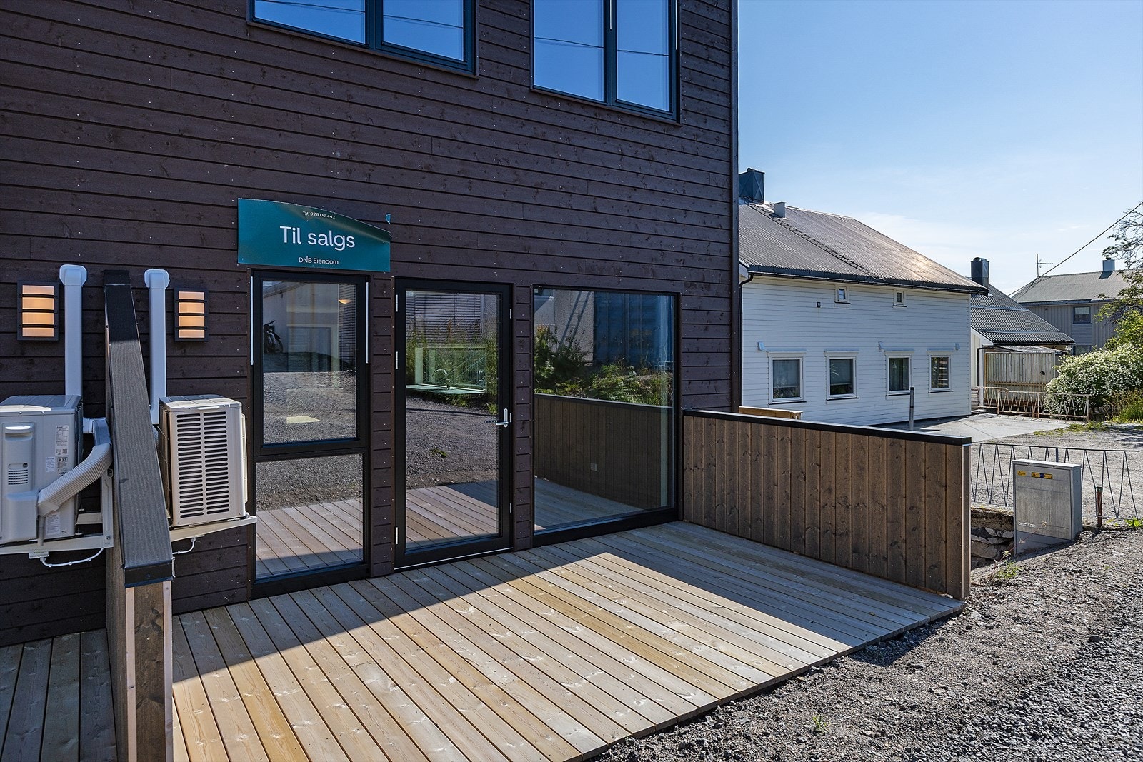 Raftsundveien 11 har en uskjermet terrasse mot vest. Galleribilde