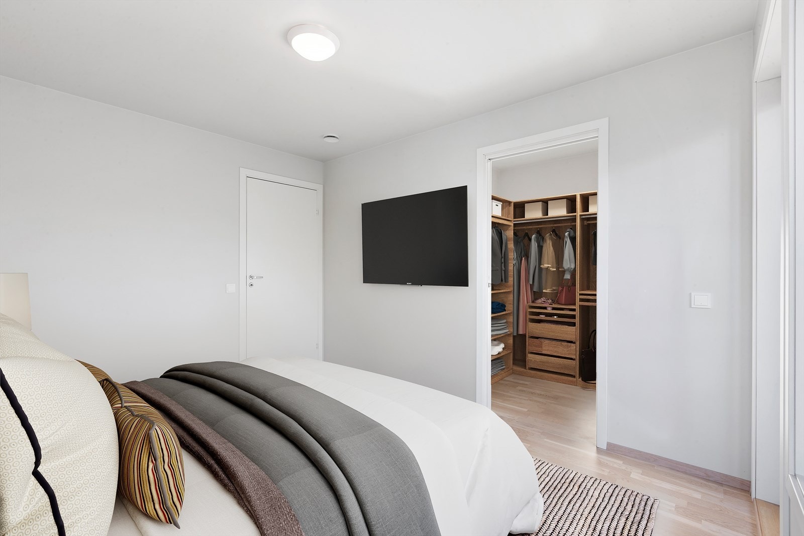 Masterbedroom med egen balkong og walk-in garderobe. (Digital møblering illustrert i bildet). Galleribilde