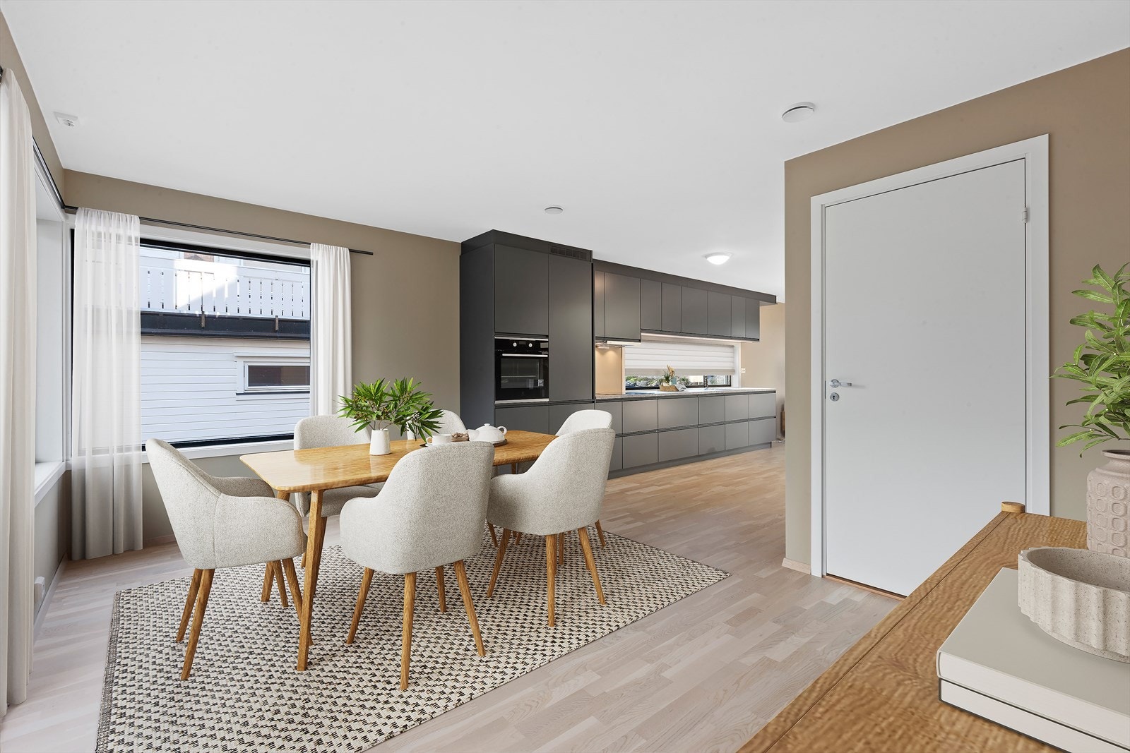 Planløsningen viser to stuer naturlig avdelt med kjøkken i midten. (Digital møblering illustrert i bildet). Galleribilde