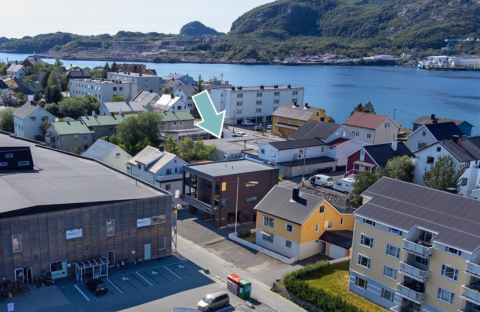 Raftsundveien ligger på Storøya like ved sjøen i et nabolag med kombinert bolig og forretningsformål. Galleribilde