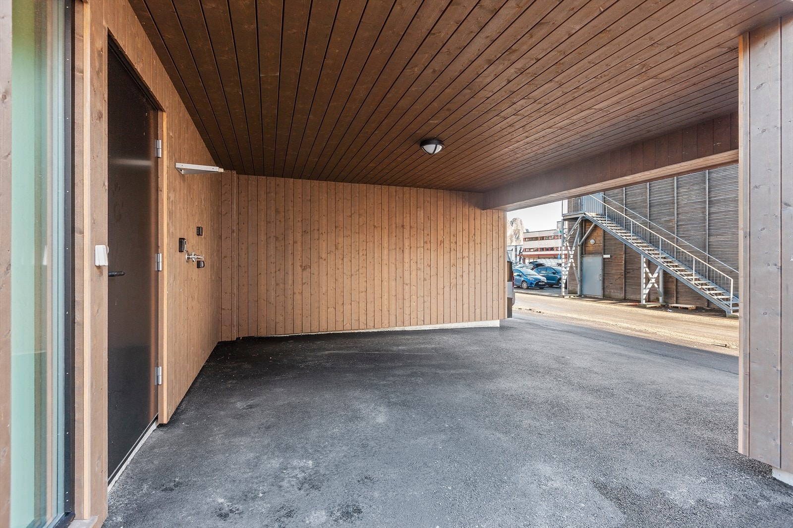 Lunt og fint inngangsparti under tak med romslig carport. Her går du tørrskodd rett inn. Galleribilde