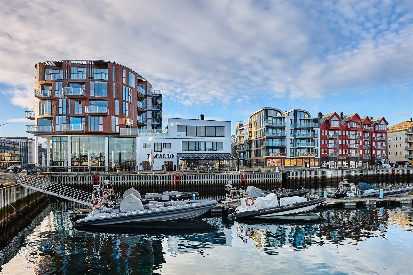 Fasaden mot havet som kjennetegner Svolværs moderne historie. Galleribilde