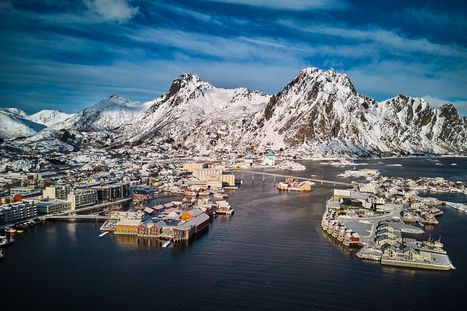 Svolvær sentrum ligger vakkert med sjø og fjell omkranset. Byen har høyt nivå på sine urbane tilbud i tillegg til naturopplevelser. Galleribilde