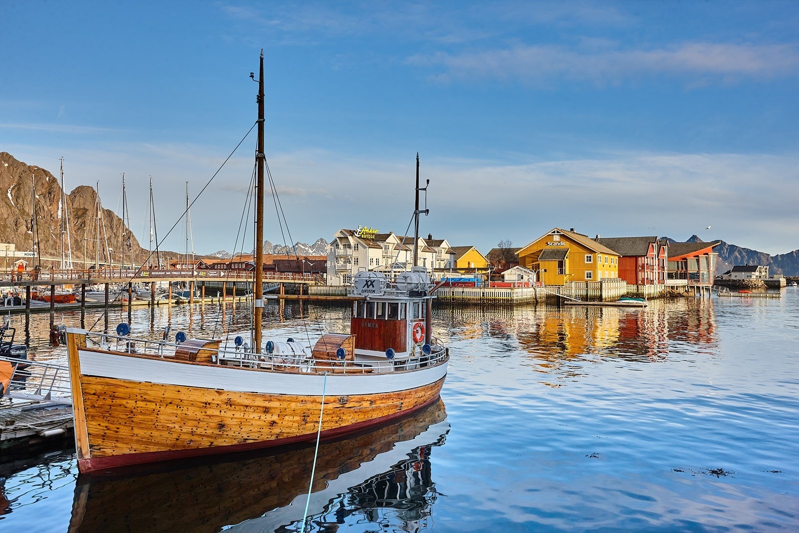 Svinøya og havna. Galleribilde