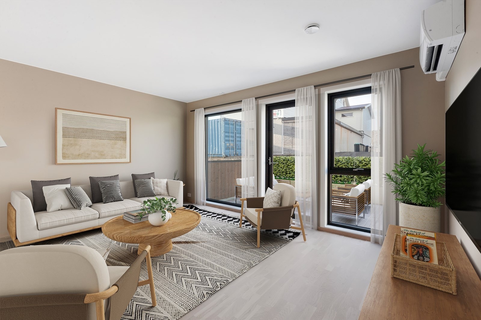 Lys stue med gode vindusflater og skyvedør ut mot den fine uteplassen mot vest. (Digital møblering illustrert i bildet). Galleribilde