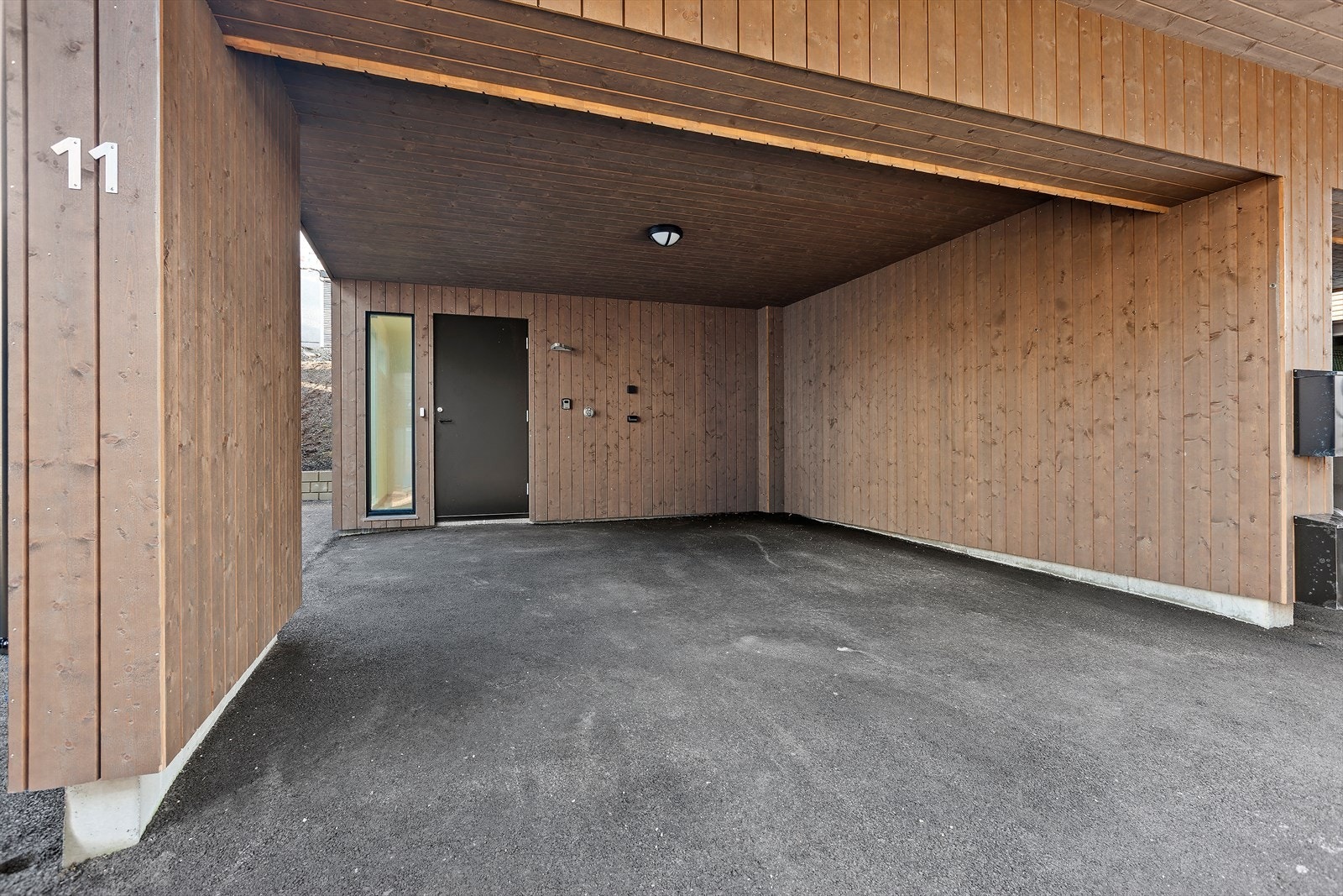 Romslig carport foran Raftsundveien 11. Galleribilde