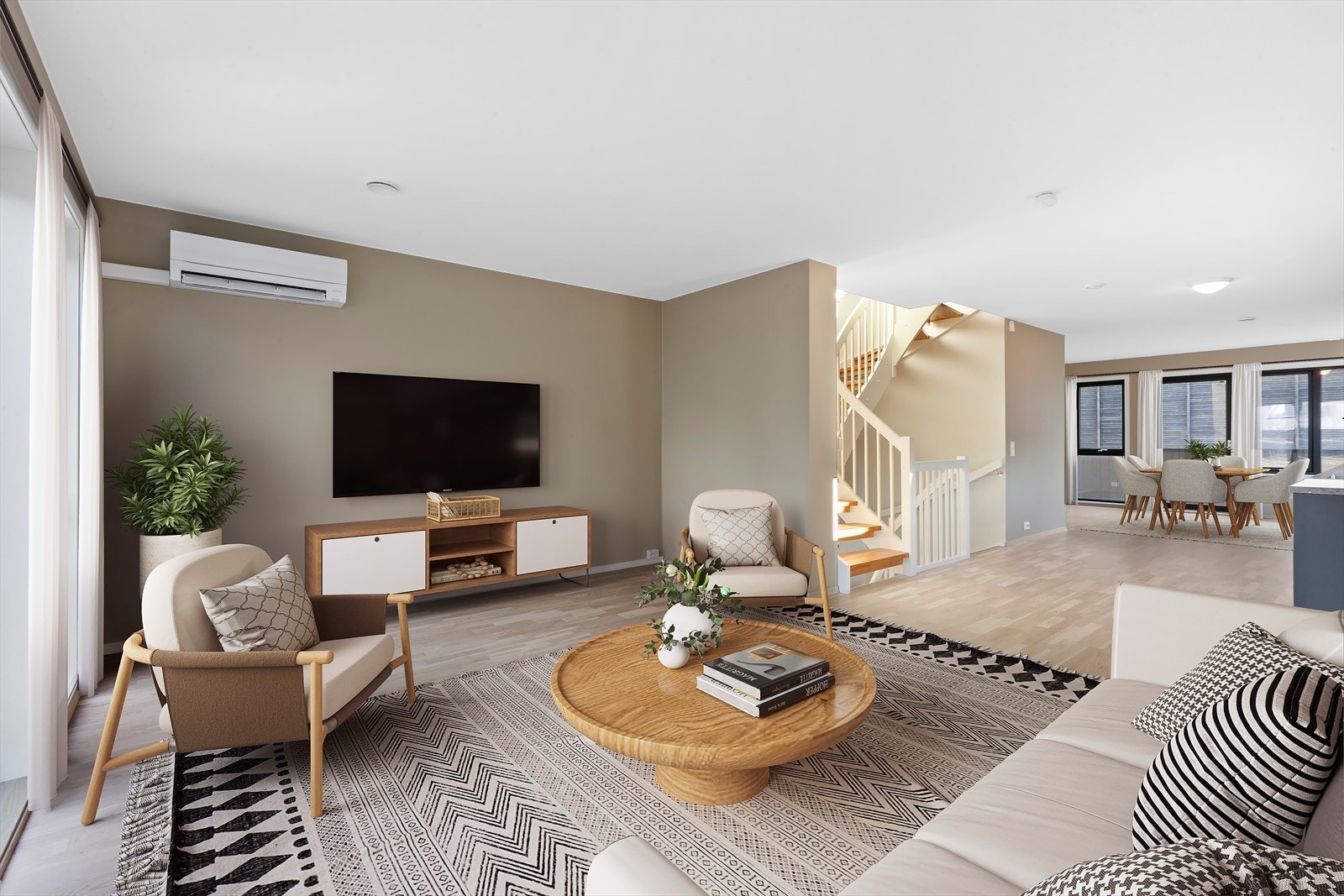 Varmepumpen over TV bidrar til å varme opp boligen rimelig og effektivt og gir et svært behagelig inneklima. (Digital møblering illustrert i bildet). Galleribilde