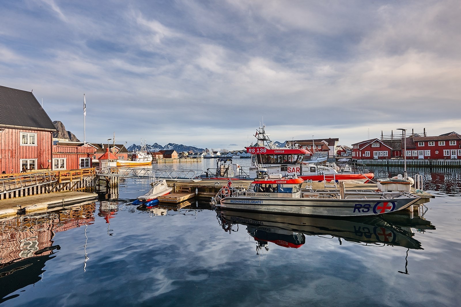 Når du bor i Svolvær sentrum er du omgitt av tradisjonsrikt og unikt maritimt miljø ved havnen. Galleribilde