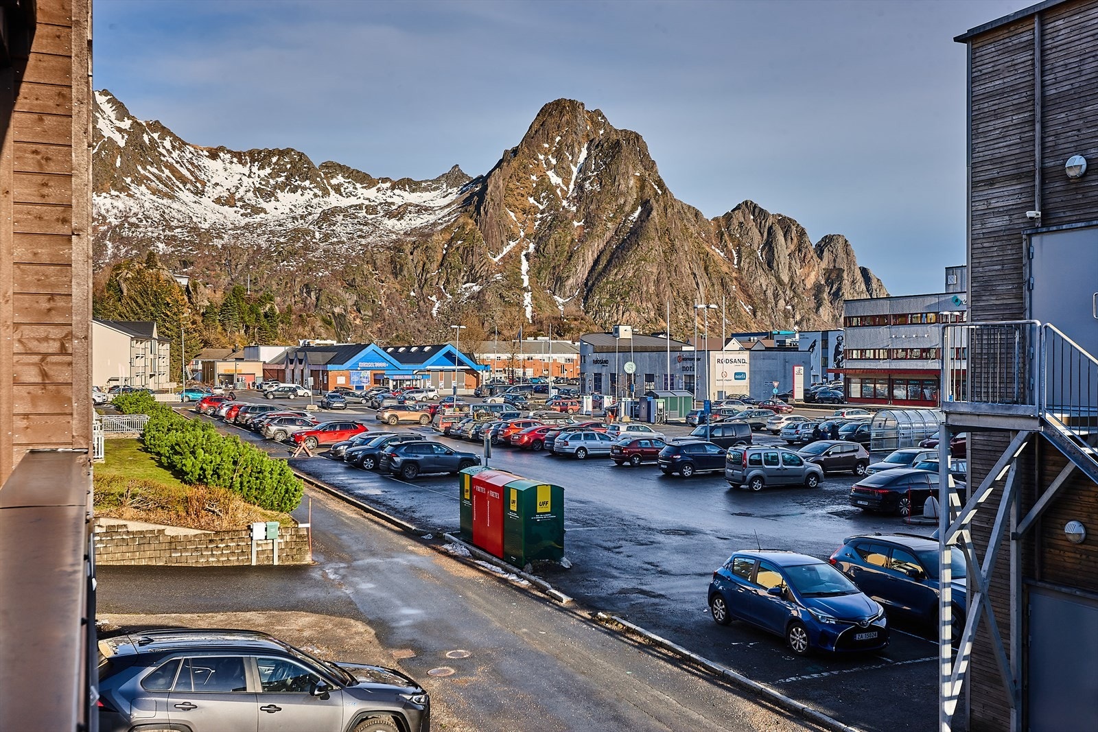 Nydelig utsikt mot fjellrekka og Svolværgeita fra balkongen i spisestua. Galleribilde