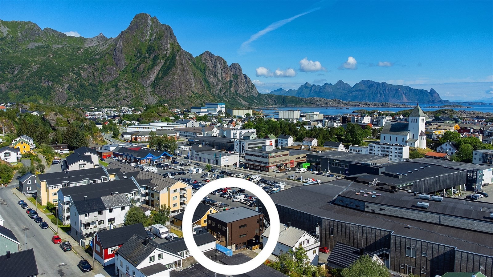 Tomannsboligen har nærbyggen Spar i nabogaten og titalls butikker og vinmonopol på Alti senter. Galleribilde