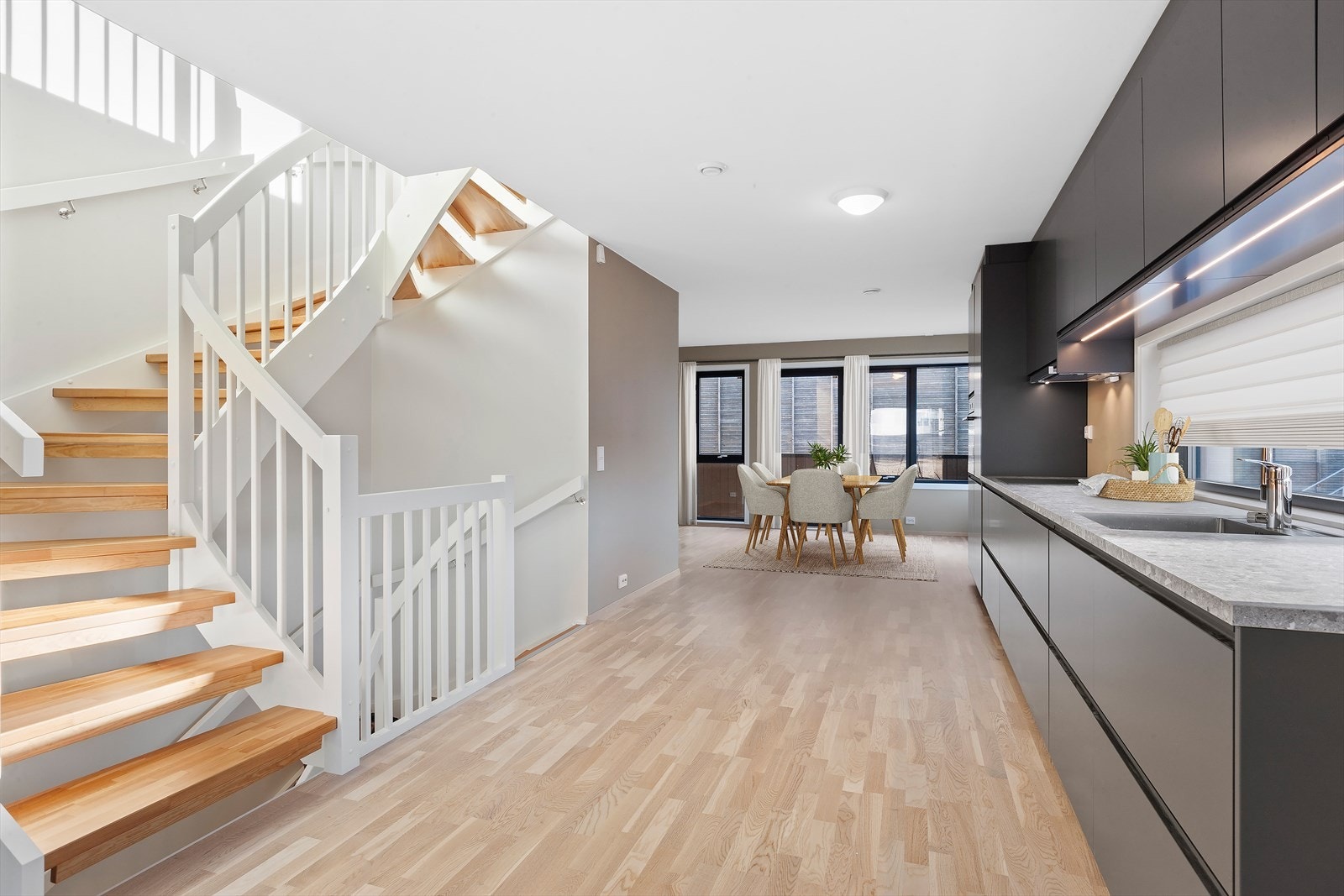 Trappoppgang midt i bygget som gir en naturlig deling av kjøkken og begge stuene. Galleribilde