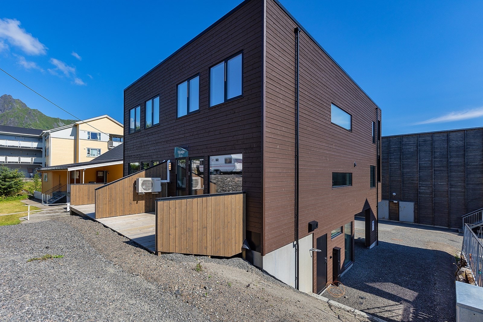 Veranda mot vest har kveldssol og skjerming. Galleribilde