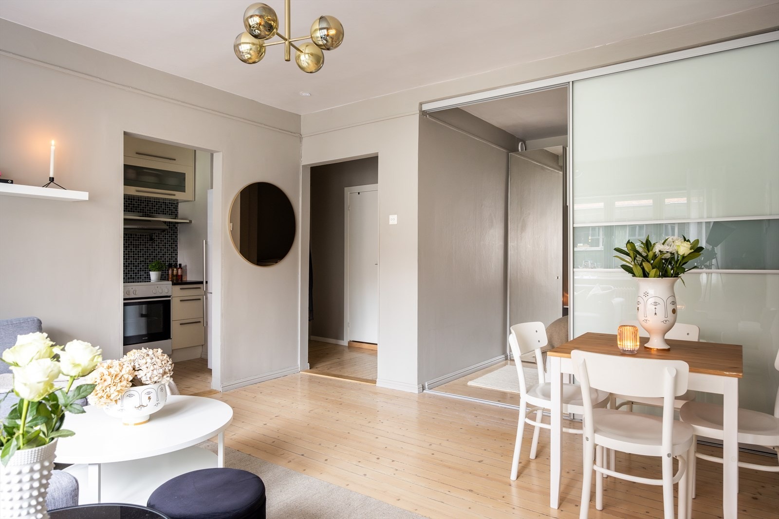 - I stuen er det en praktisk alkoveløsning med skyvedører - Galleribilde