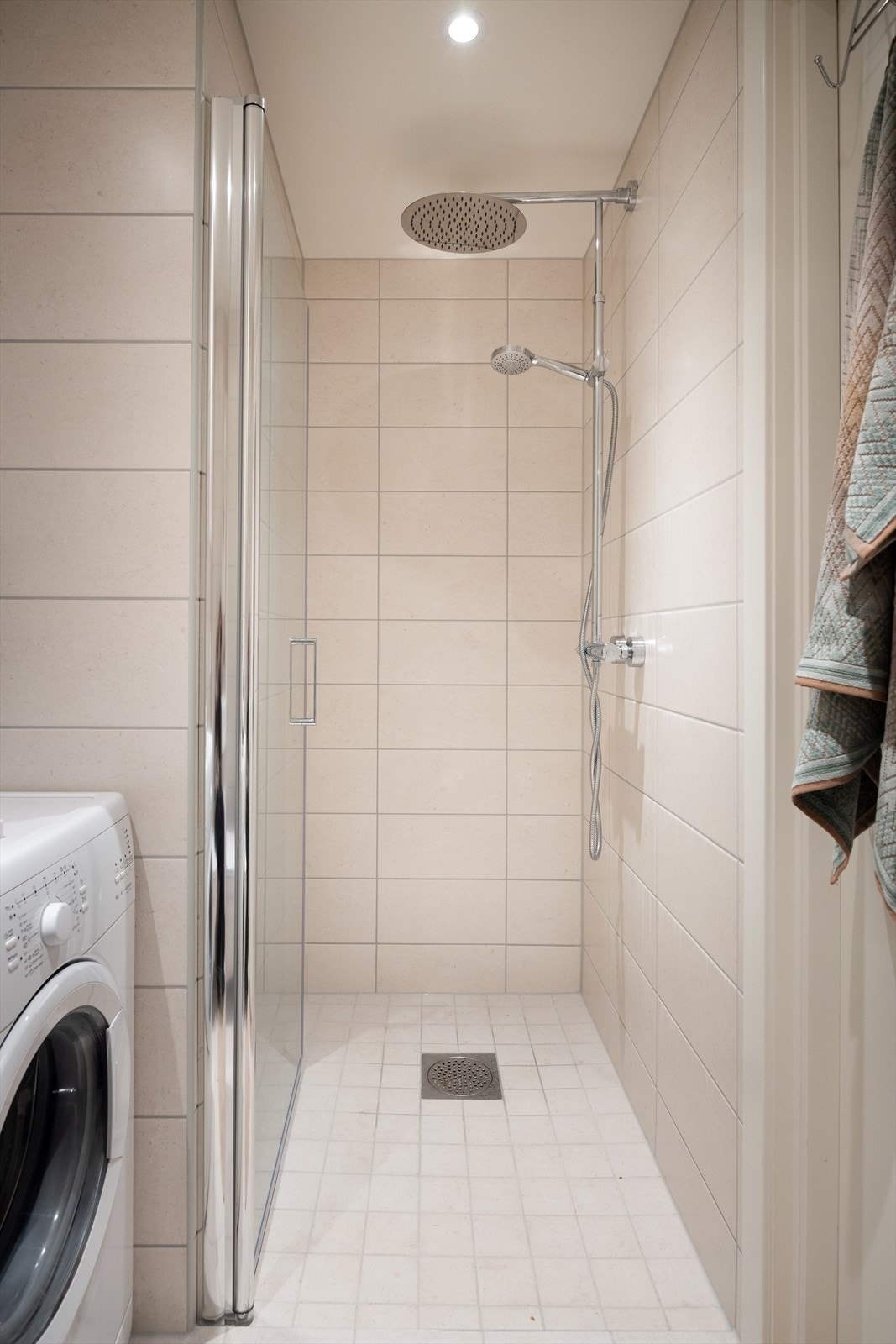 - Baderommet er innredet med vegghengt klosett, servant på innredning, speilskap og dusjhjørne med svingbare glassdører - Galleribilde