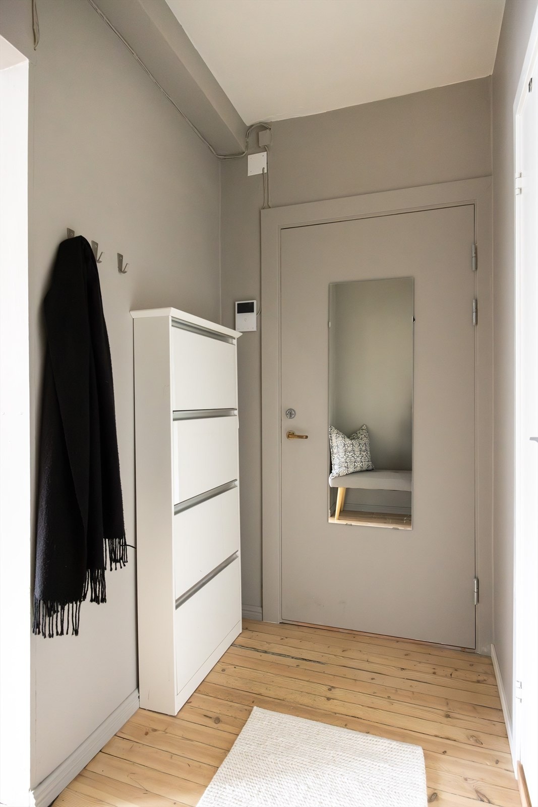 - Velkommen inn! En lys og innbydende entré som gir et godt førsteinntrykk av leiligheten. God plass til sko og yttertøy - Galleribilde