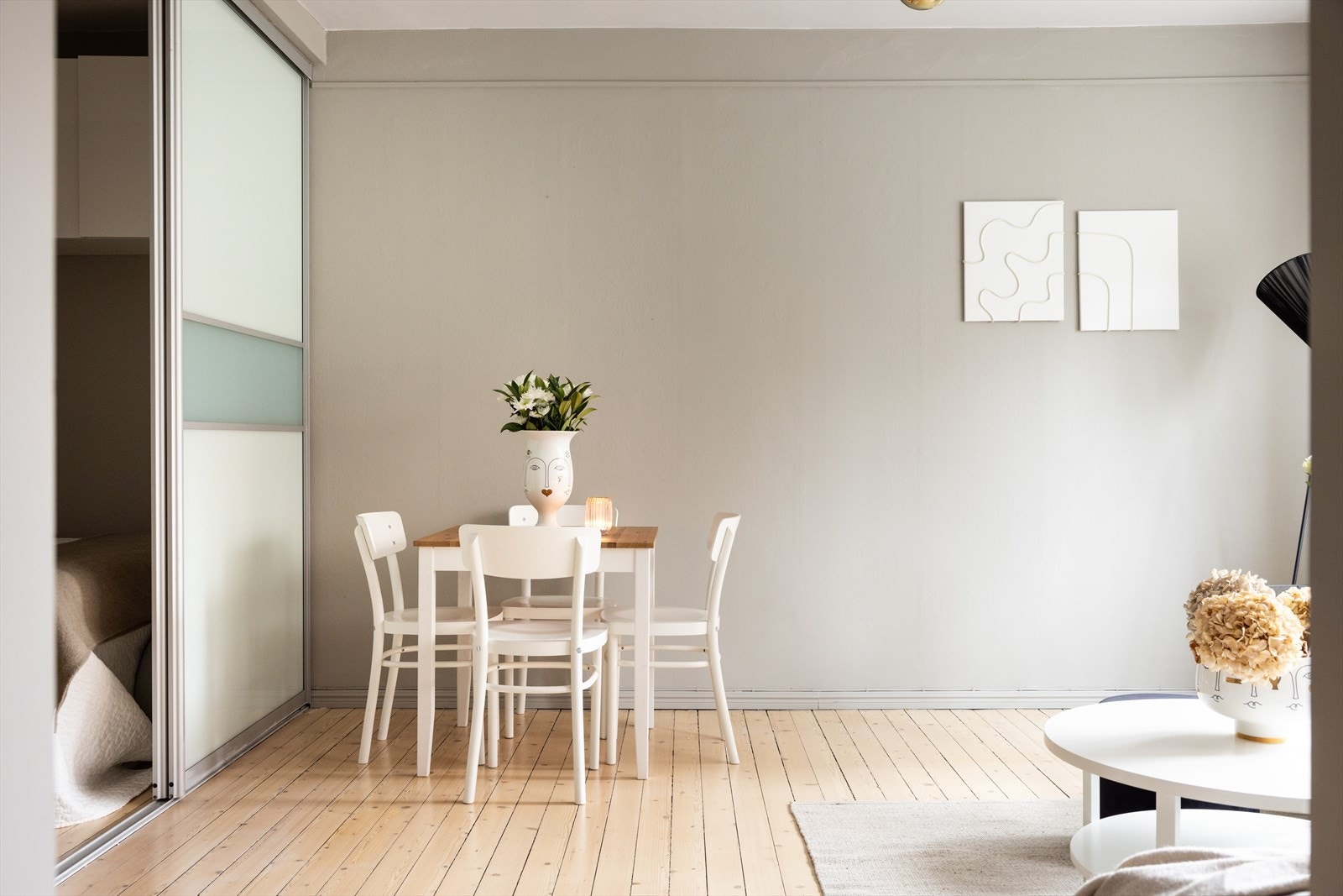 - I stuen er det plass til sofaseksjon med tilhørende møblement, TV-benk og spisebord - Galleribilde