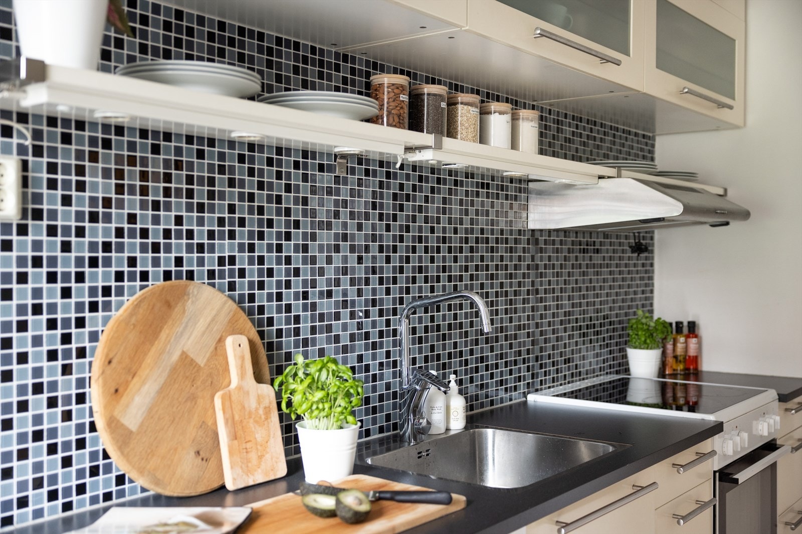 - I forbindelse med baderomsrehabilitering ble det lagt opp rør for å kunne flytte kjøkkenet ut i alkoven for å etablere soverom på kjøkken - Galleribilde