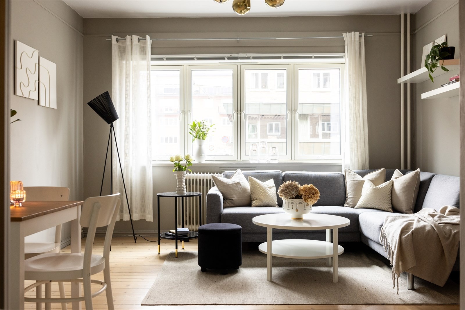 - Store vindusflater som gir rikelig med luft og lys - Galleribilde