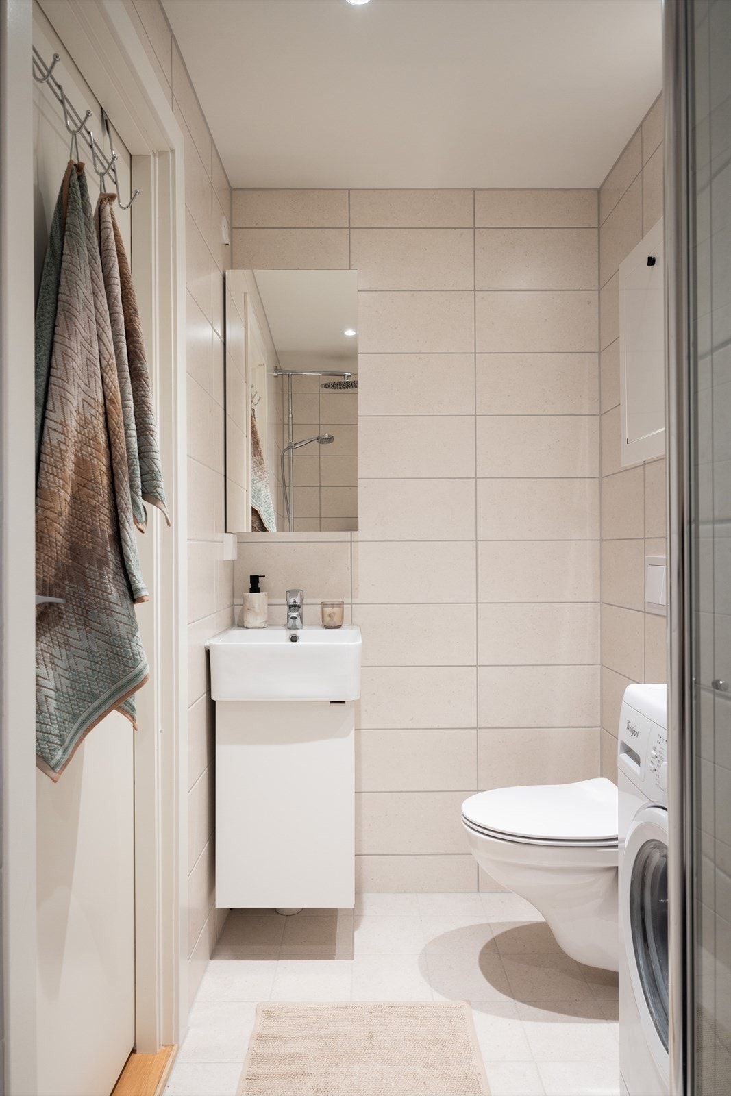 - Pent, flislagt baderom fra 2025 med varme i gulvet og downlights i himling - Galleribilde