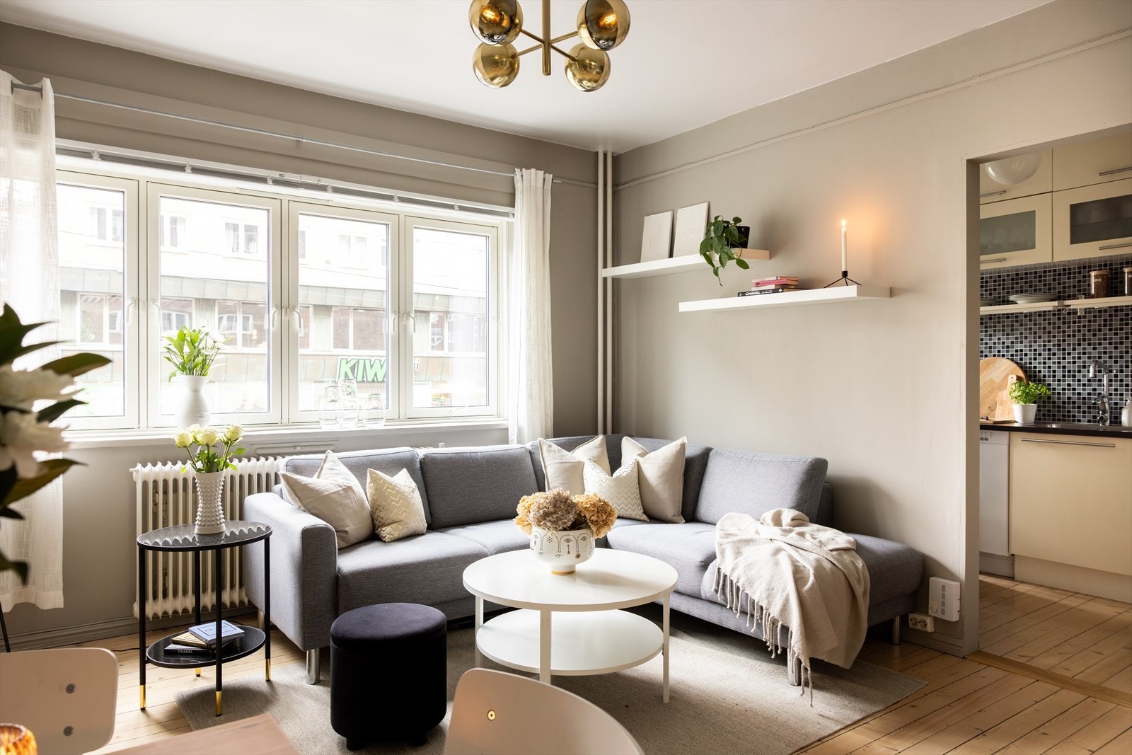 - Lys og hyggelig stue med god takhøyde på 2,63 meter - Galleribilde