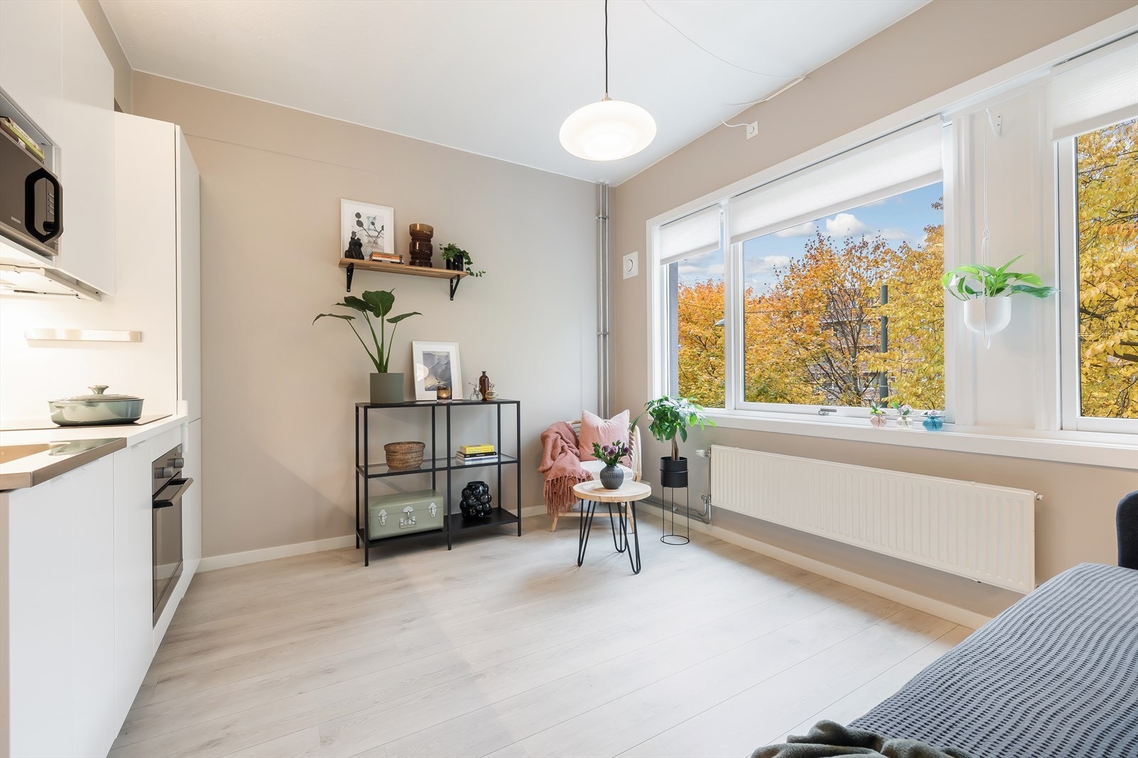 - Store vindusflater som gir rikelig med luft og lys - Galleribilde