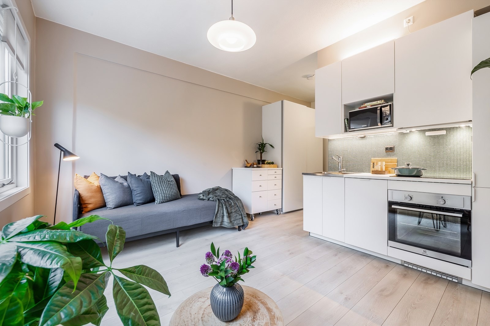 - I stuen er det plass til sofaseksjon eller eventuell seng med tilhørende møblement og spisebord - Galleribilde