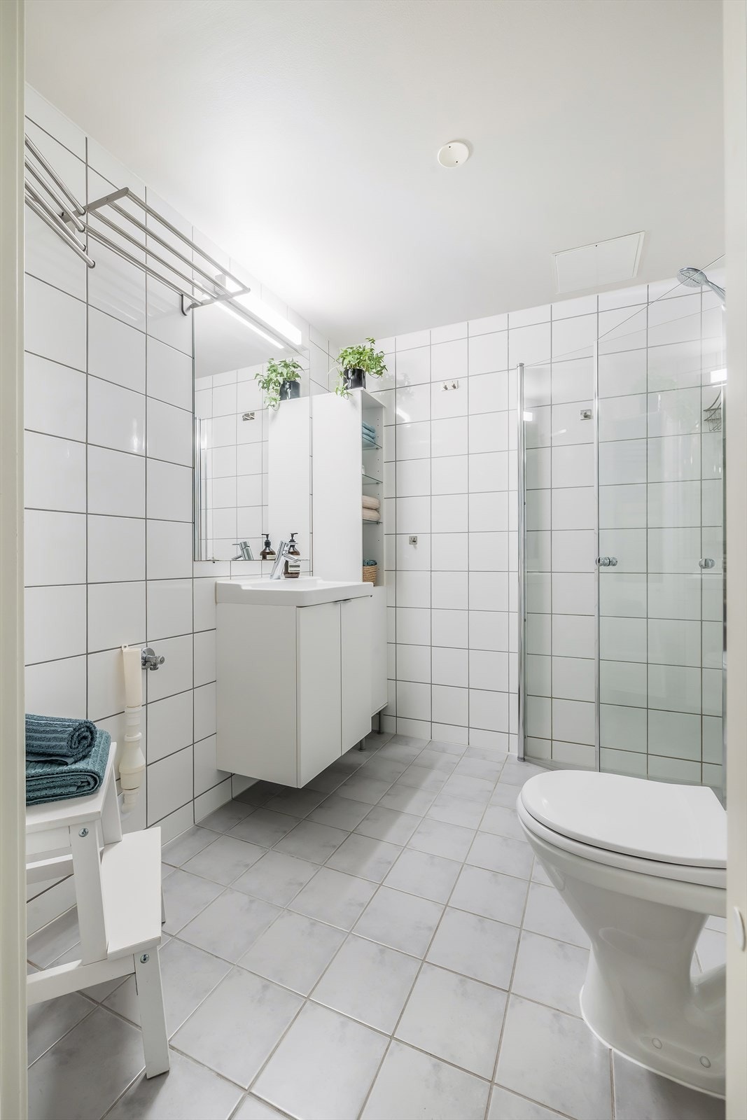 - Baderommet er innredet med klosett, servant på innredning og dusjvegger/hjørne. Opplegg for vaskemaskin - Galleribilde