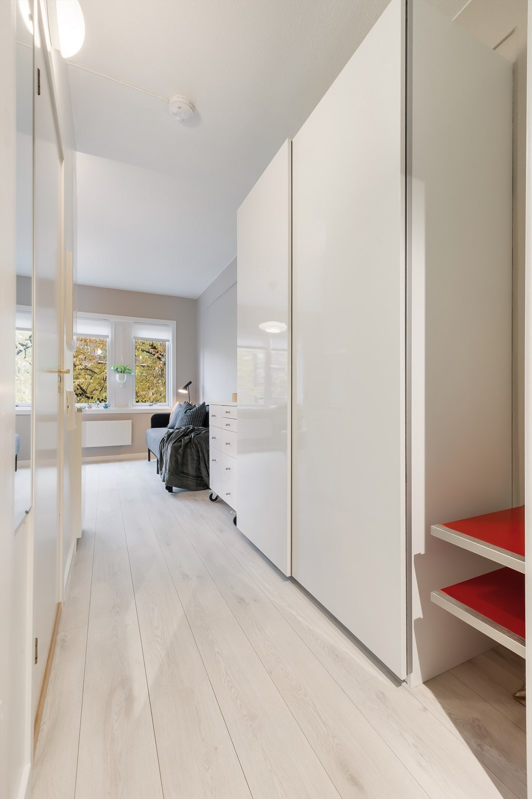 - Godt med oppbevaringsplass i skyvedørsgarderobe - Galleribilde