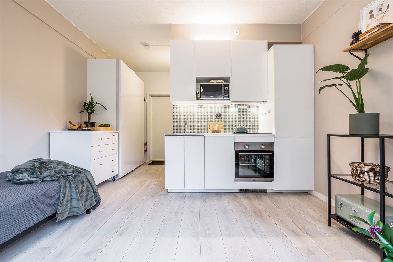 - IKEA-kjøkken fra 2022 med åpen løsning mot stuen - Galleribilde