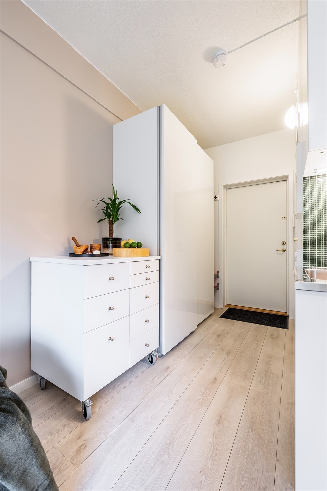 - Velkommen inn! En lys og innbydende entré som gir et godt førsteinntrykk av leiligheten - Galleribilde