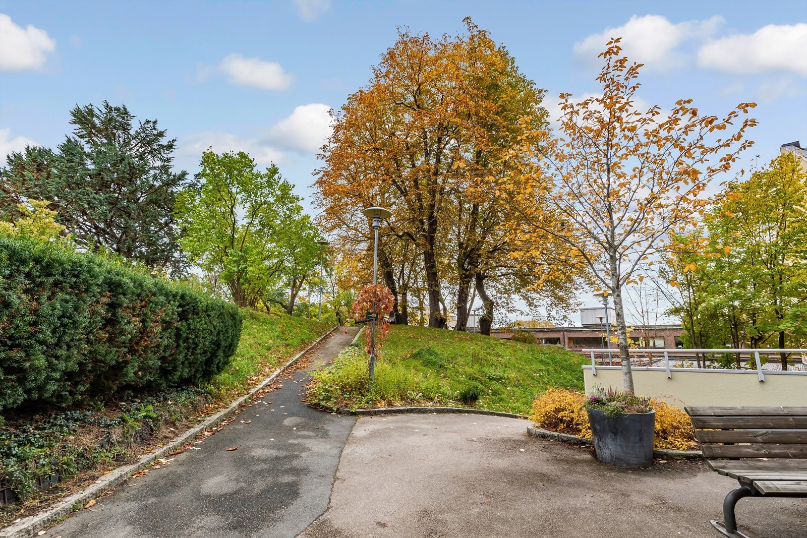 - Sameiet har et flott og privat parkanlegg i bakgården kjent som Edens Hage - Galleribilde