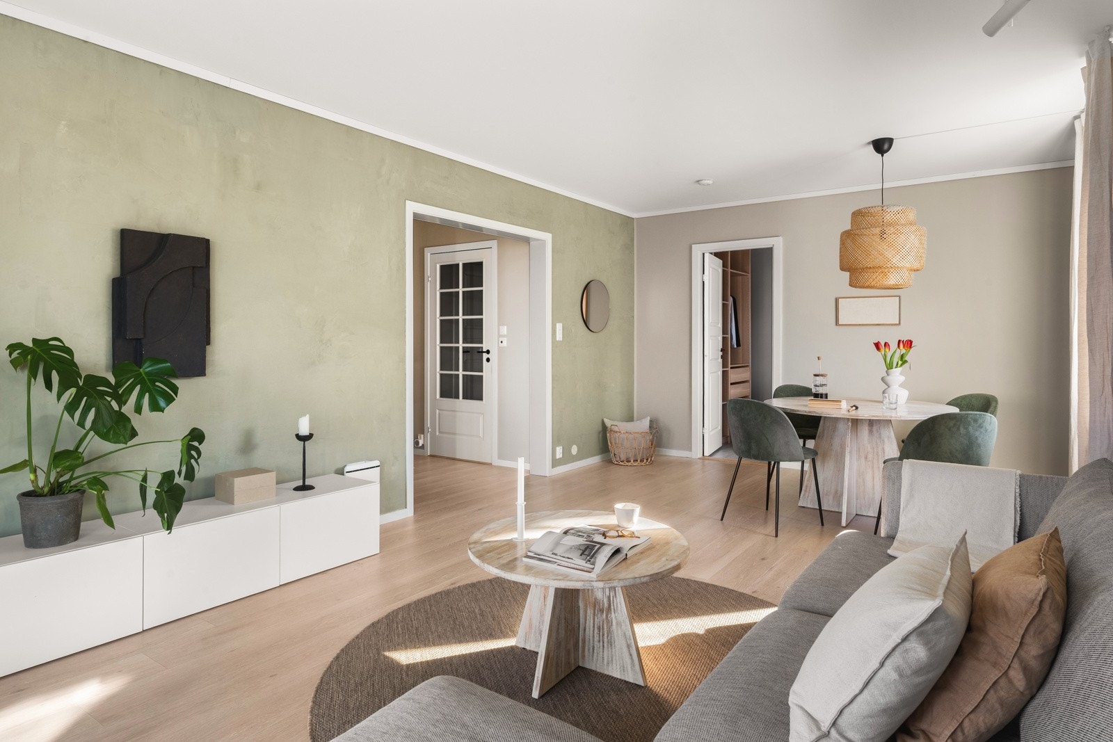 Utformingen gir god plass til sittegruppe og spisebord. Galleribilde