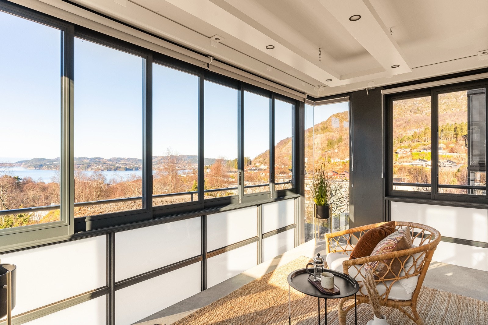 Her kan man sitte og nyte solrike dager med en fantastisk utsikt. Galleribilde