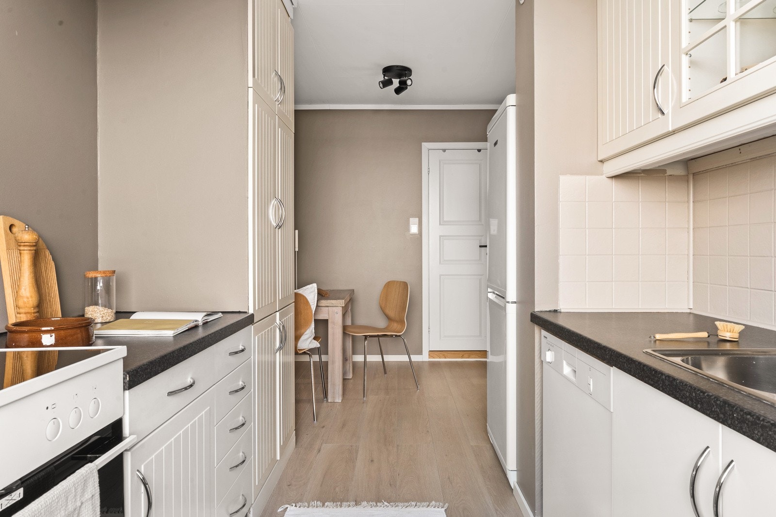 Størrelsen på rommet gir også plass til et koselig frokostbord. Galleribilde