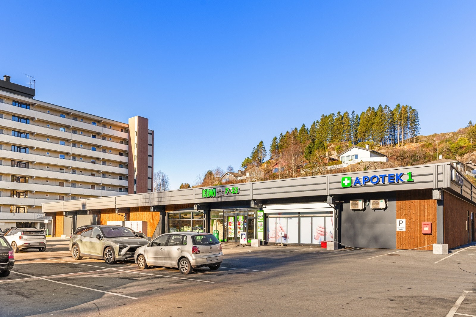 Nærmeste dagligvarebutikk er Kiwi Toppe som kun ligger 400 meter fra leiligheten. Her er det også apotek. Galleribilde