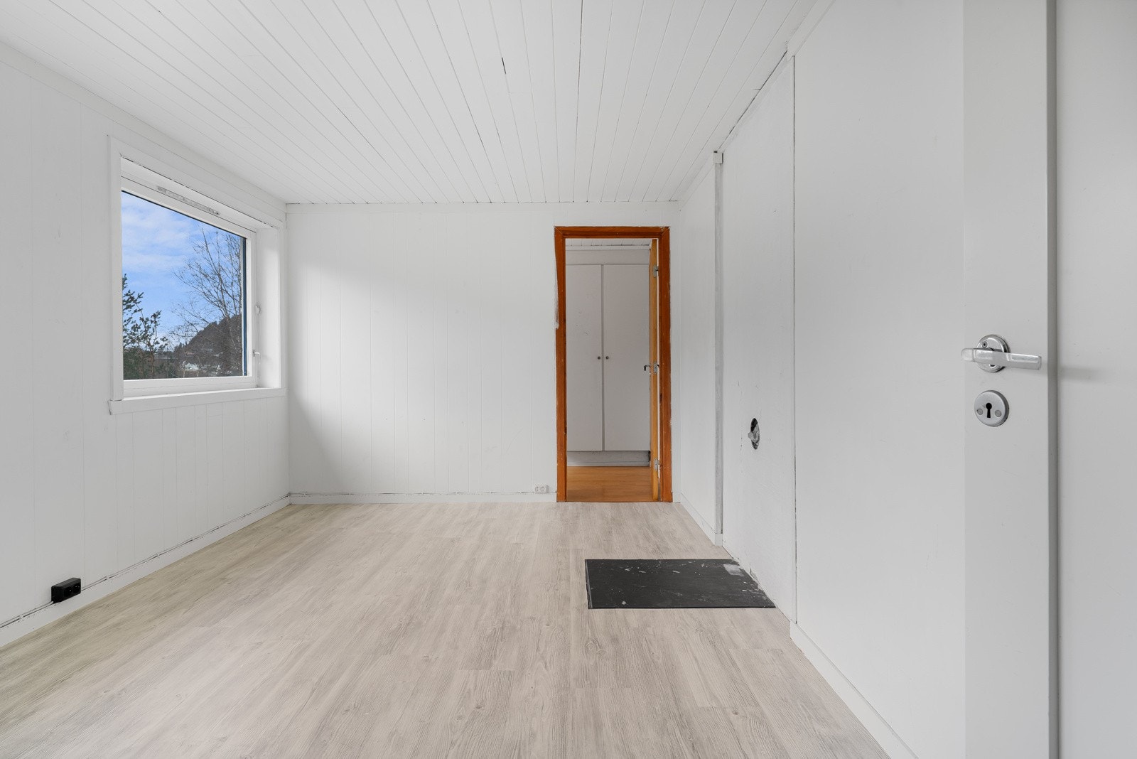 Stue i 1. etg (12,7 m²), nyere laminat og overflater Galleribilde