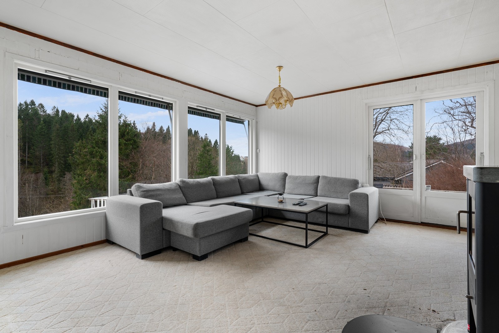 Gulvene i boligen er bekledd med parkett, fliser og teppe. Nyere laminat på ett stk soverom og i stue (uetg). Galleribilde