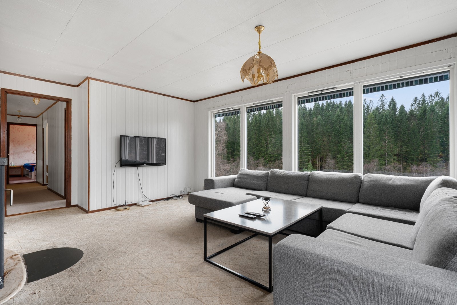 Stor og romslig stue (34 m²) med stuevindu mot ves gir et lyst og åpent rom uten gjenboeere Galleribilde